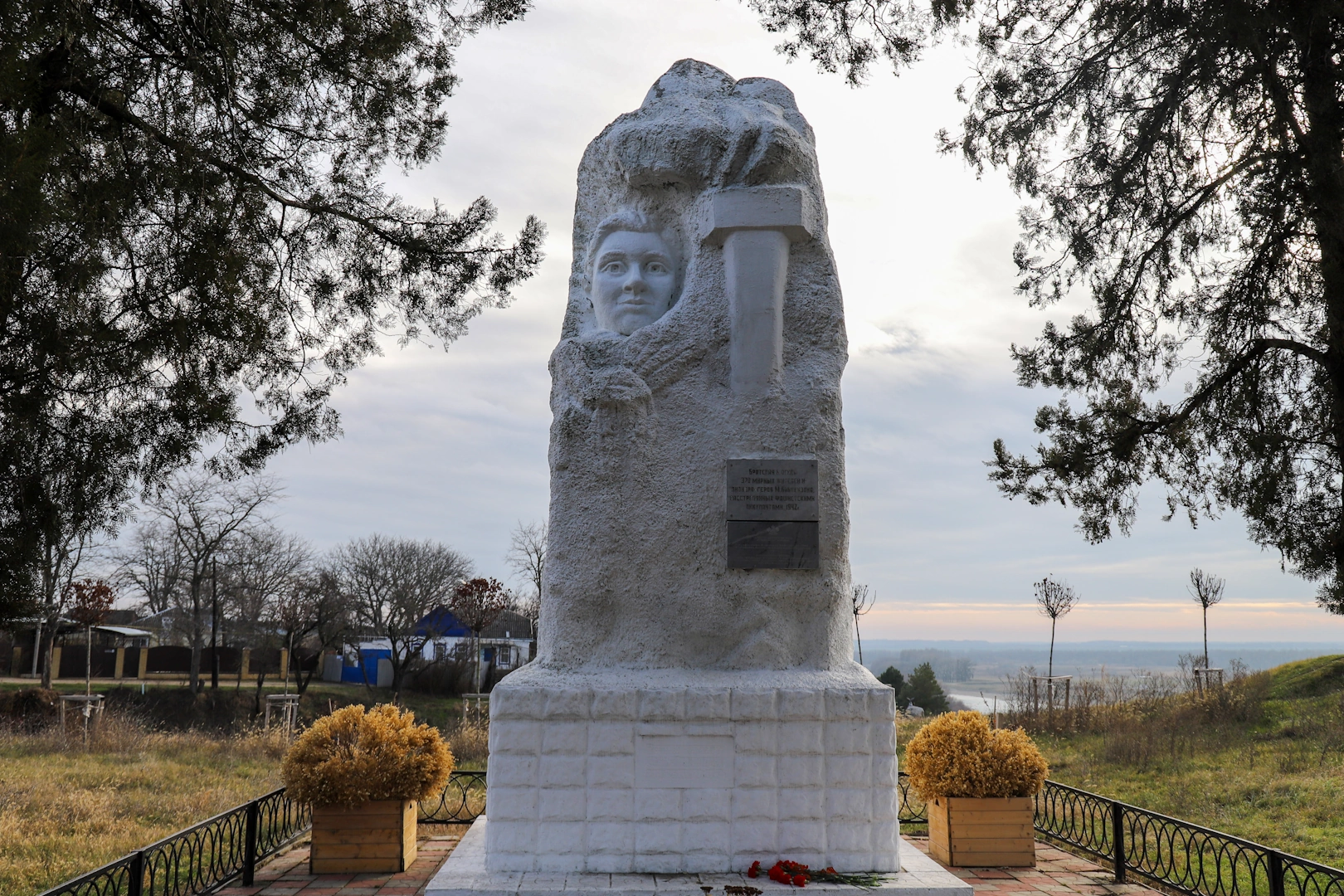 Братская могила 370 мирных жителей и пионера-героя Муси Пинкензона, расстрелянных фашистскими оккупантами, 1942 г.