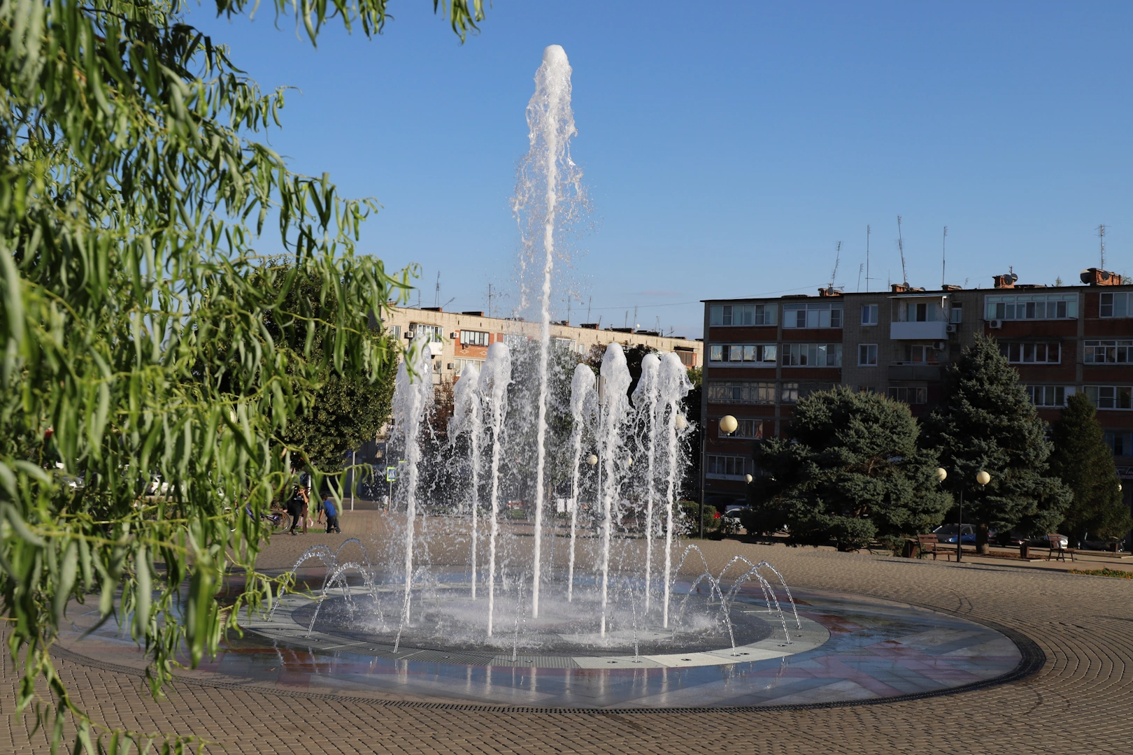 Городской сквер с фонтаном